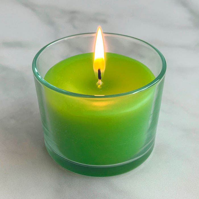 Velas en vaso verde
