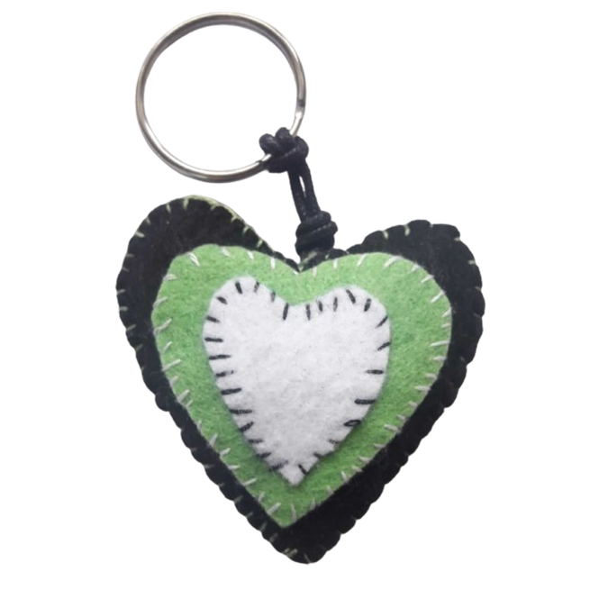 corazón fondo blanco verde y negro